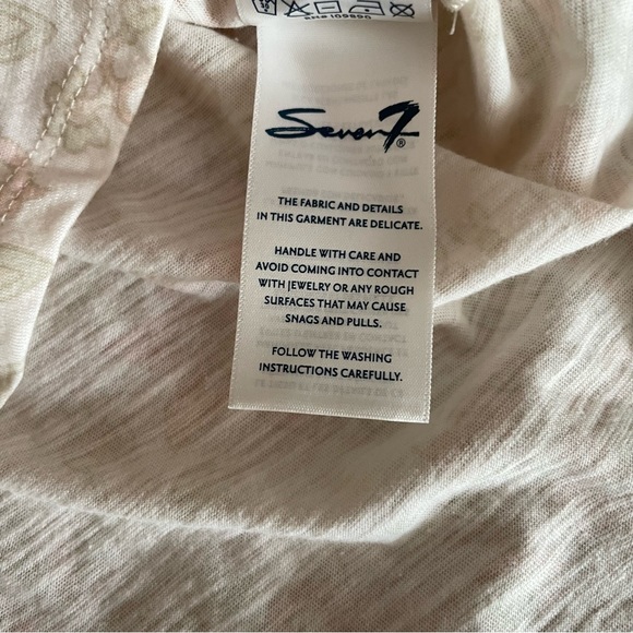 Seven7 V Neck Short Sleeve Pale Neutral Floral T Shirt • Size XL - Picture 5 of 13